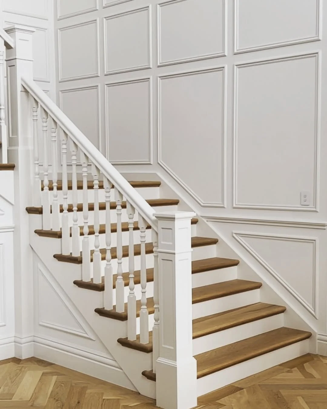 Staircase Wall Molding Design