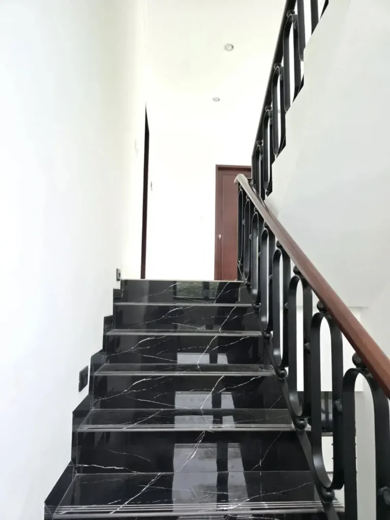 14 Black Staircase Ideas That Elevate Your Home 43 Di Jual Rumah Baru Dengan Model Classic Modern Di The Icon BSD City Spek Bangunan 3 Lantai Lua 1