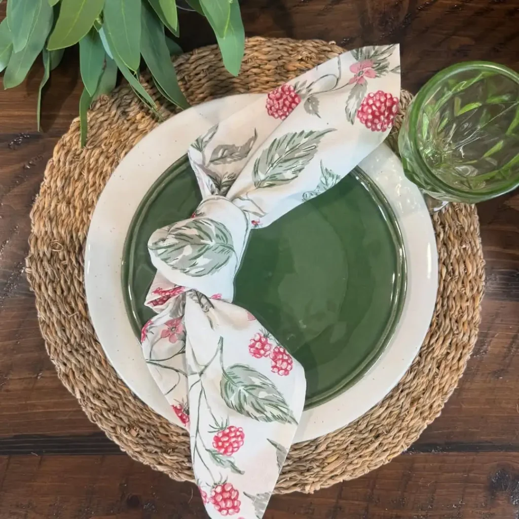 15 Spring Tablescapes Ideas for Fresh Gatherings 45 Seasonal Napkin Styling