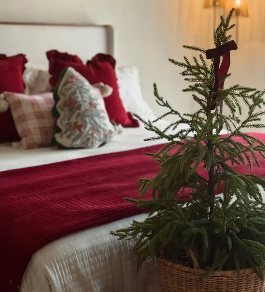 15 Christmas bedding ideas for a Cozy Holiday Home 45 Layered Christmas Bedroom Look