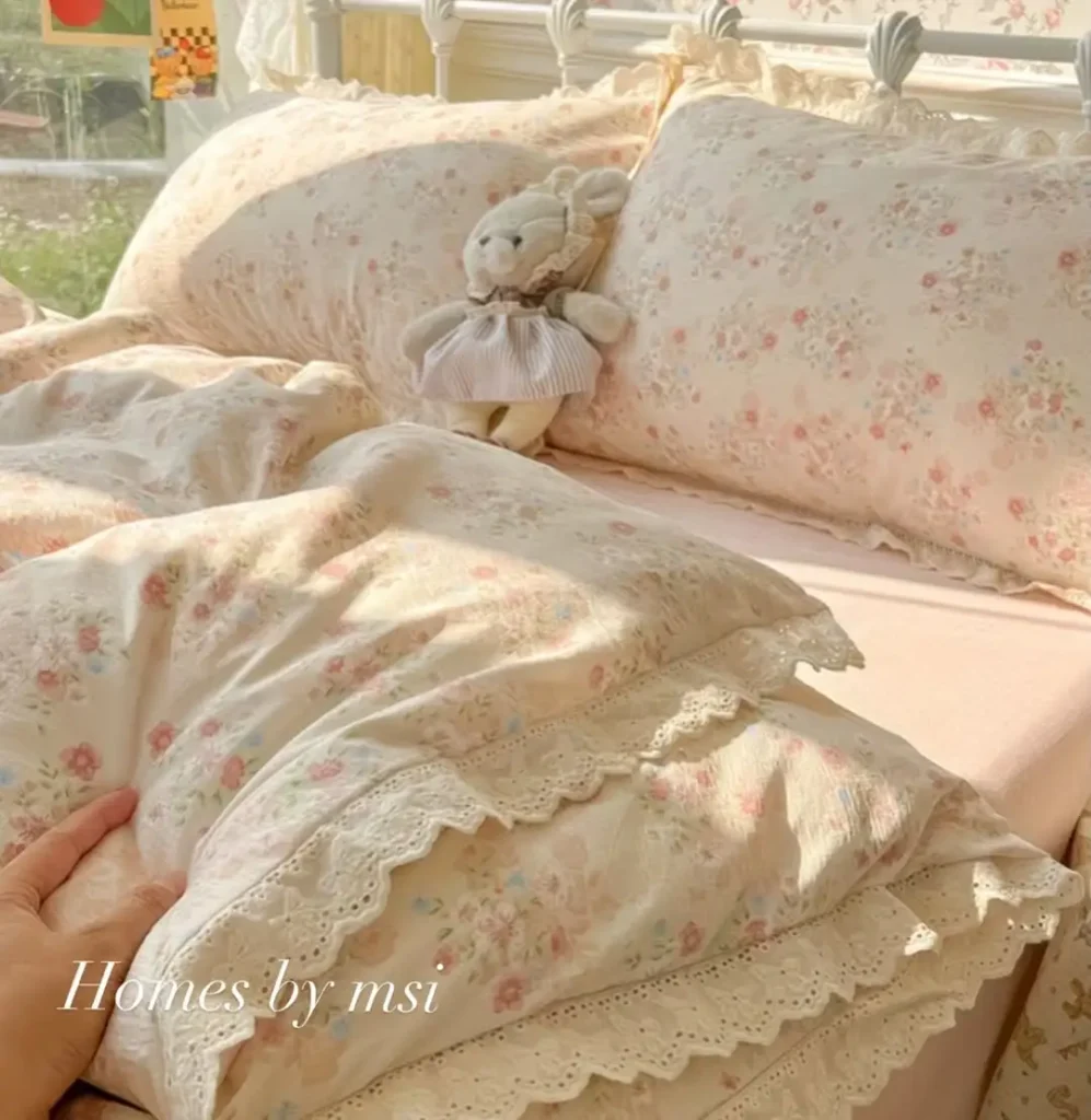 15 Vintage Floral Bedding for a Dreamy Bedroom 31 Lace Trimmed Bedding Details