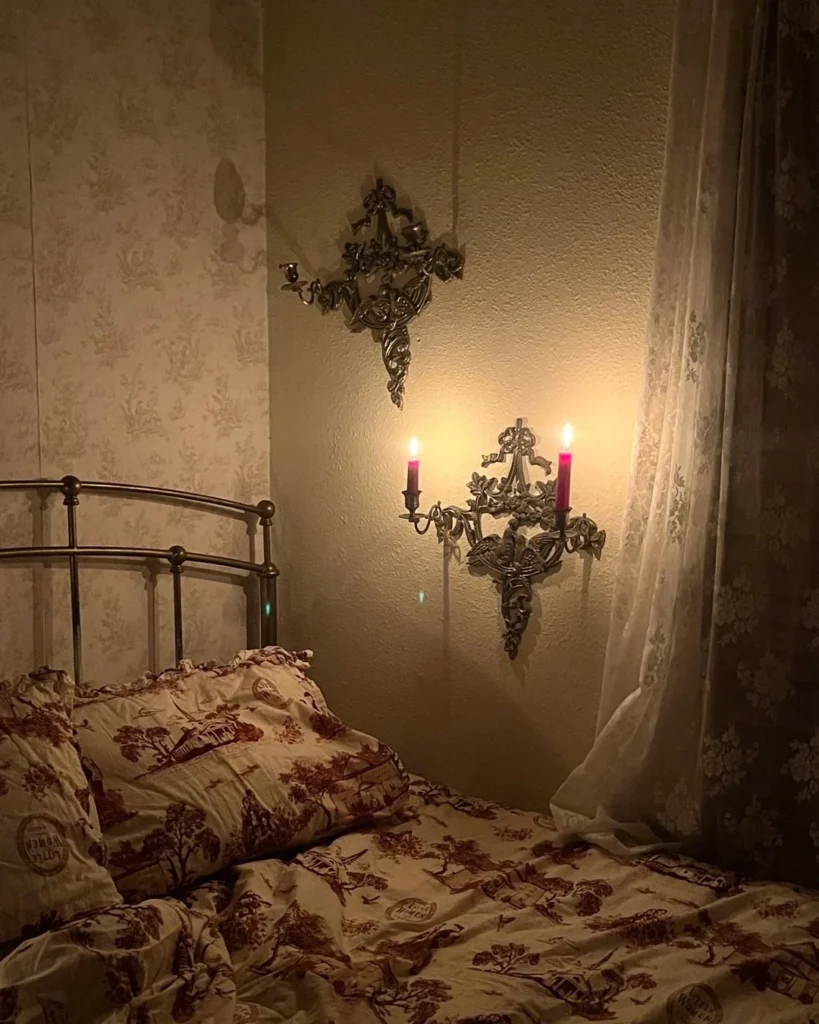 15 Vintage Floral Bedding for a Dreamy Bedroom 23 Tea Stained Vintage Tones