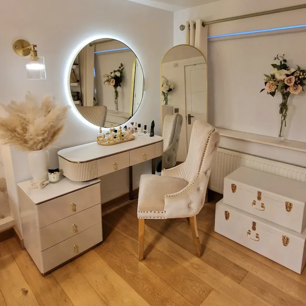 Minimalist Bedroom Vanity Corner