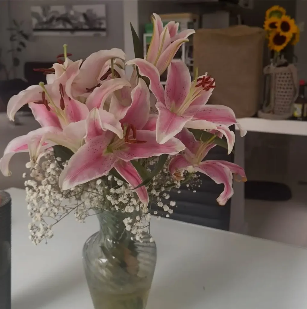 15 Easter Flower Arrangements For a Fresh Spring Home 3 Lily Floral Arrangements