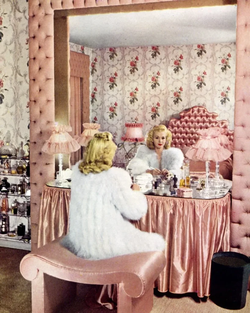 16 Vintage Vanity Ideas to Elevate Your Beauty Space 31 Old Hollywood Dressing Tables
