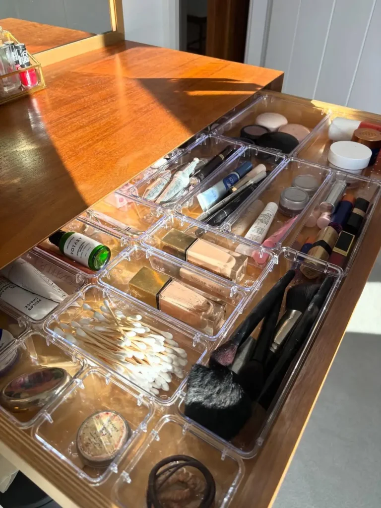 17 Vanity Organization Ideas For a calm, Stylish Vanity 33 Daily Routine Makeup Tray
